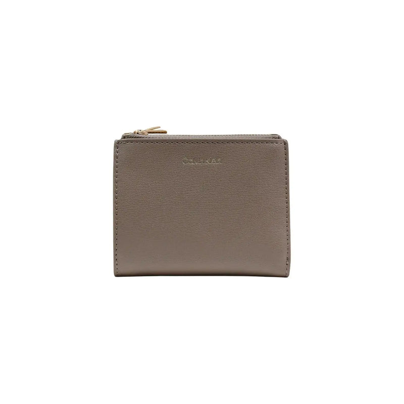 Portefeuille femme Calvin Klein beige en cuir texturé taupe, poches zippées, coutures précises et tirette de fermeture éclair dorée