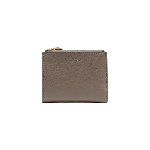 Portefeuille femme Calvin Klein beige en cuir texturé taupe, poches zippées, coutures précises et tirette de fermeture éclair dorée