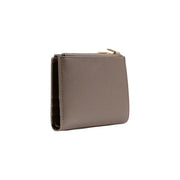 Un élégant portefeuille zippé en cuir taupe de Calvin Klein avec tirette de fermeture éclair dorée et poches zippées beiges 11,5 x 7,5 x 2 cm