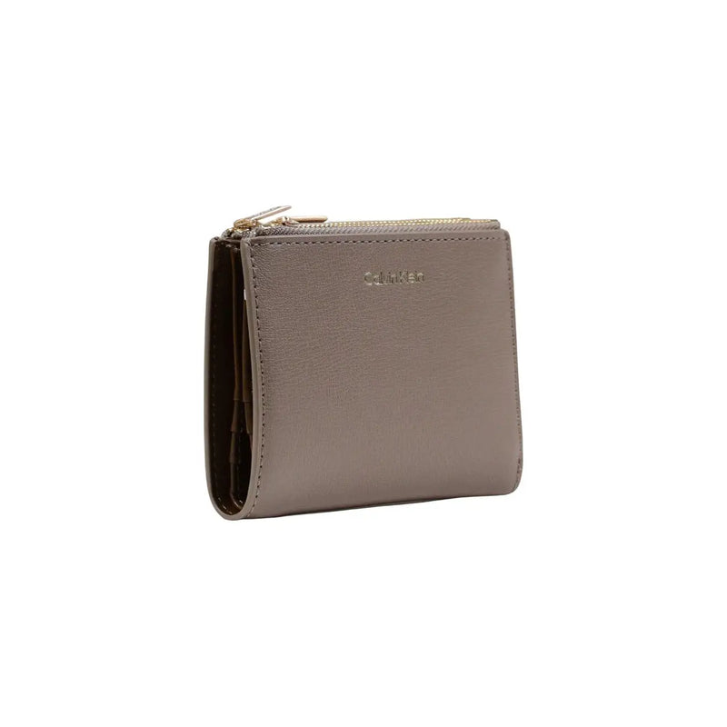 Calvin Klein Portefeuille femme en cuir beige taupe avec fermeture éclair dorée, 11,5 x 7,5 x 2 cm