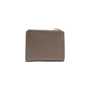 Calvin Klein Mini portefeuille femme en cuir taupe avec fermeture éclair dorée et coutures précises, poches zippées beiges, 11,5 x 7,5 x 2 cm