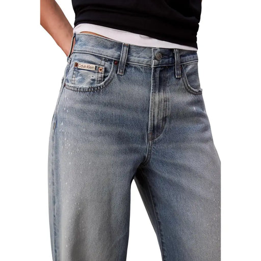 Vue arrière de Calvin Klein Jean en coton bleu délavé et usé pour femme