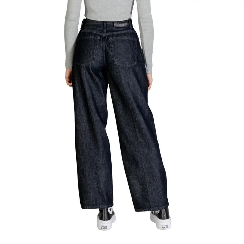 Calvin Klein Jean en denim indigo foncé pour femme, coupe large, taille haute, vue de dos