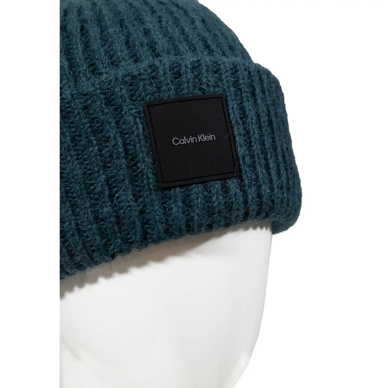 Calvin Klein Bonnet en laine pour homme, en maille côtelée bleu sarcelle foncé avec écusson logo noir, vue de face