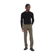 Calvin Klein Pull en laine vert olive pour femme, porté avec un pantalon tailleur et des plis discrets, vue de face