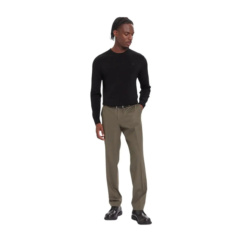 Calvin Klein Pull en laine vert olive pour femme, porté avec un pantalon tailleur et des plis discrets, vue de face