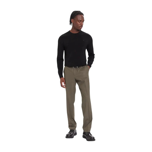Calvin Klein Pull en laine vert olive pour femme, porté avec un pantalon tailleur et des plis discrets, vue de face
