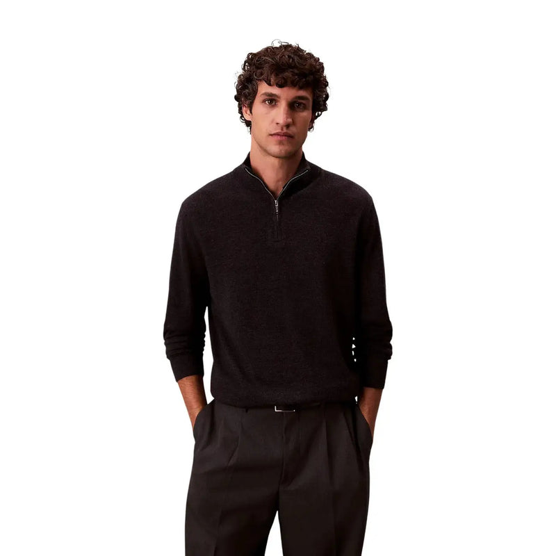 Calvin Klein Pull à col roulé en laine mérinos noire pour homme, avec demi-zip et poignets côtelés, vue de face