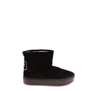 Bottines Chiara Ferragni pour femme en daim noir, doublure intérieure rose poudré et logo discret violet sur le côté.