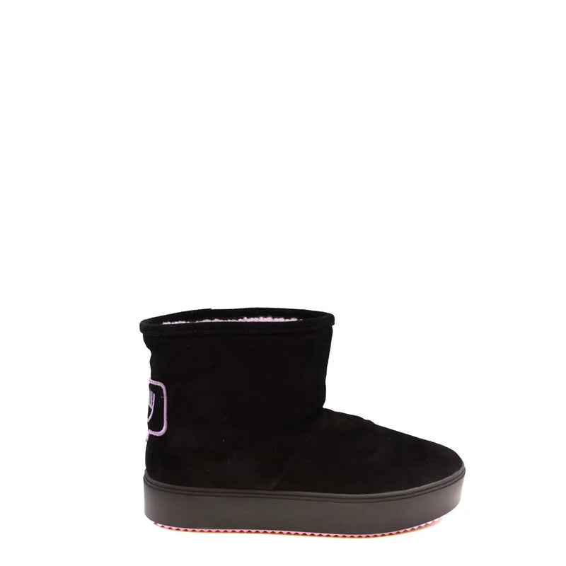 Bottines Chiara Ferragni pour femme en daim noir, doublure intérieure rose poudré et logo discret violet sur le côté.