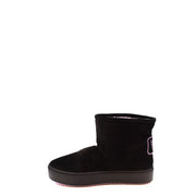 Bottines Chiara Ferragni pour femme en daim noir, doublure rose peluche et logo violet discret sur le côté.