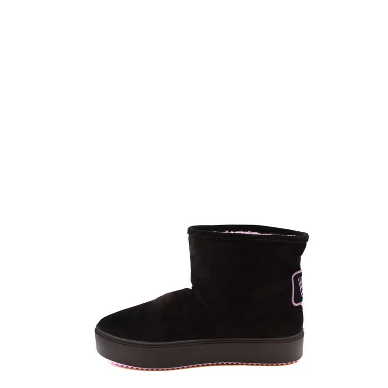 Bottines Chiara Ferragni pour femme en daim noir, doublure rose peluche et logo violet discret sur le côté.