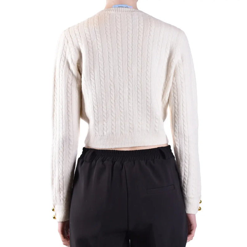 Pull court en maille torsadée couleur crème pour femme, signé Chiara Ferragni, avec poignets à boutons dorés.