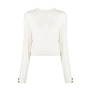 Pull en maille de laine couleur crème de Chiara Ferragni, à manches longues côtelées et boutons de poignet dorés.