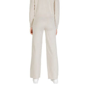 Pantalon en maille beige Choral pour femme, coupe large, confectionné dans un mélange de viscose doux et lisse, idéal pour l'automne et l'hiver.