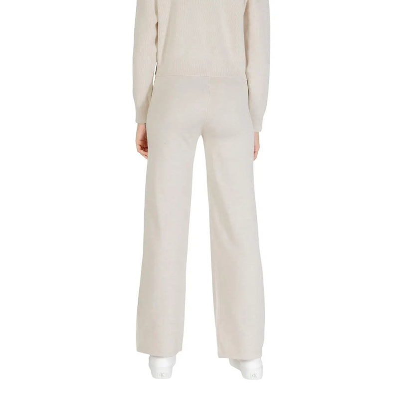 Pantalon en maille beige Choral pour femme, coupe large, confectionné dans un mélange de viscose doux et lisse, idéal pour l'automne et l'hiver.