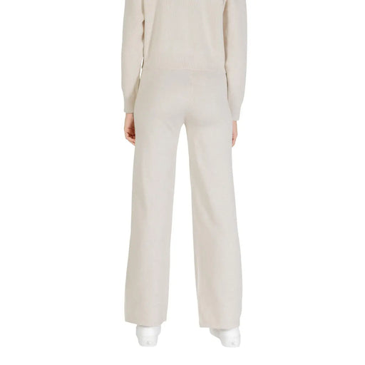 Pantalon en maille beige Choral pour femme, coupe large, confectionné dans un mélange de viscose doux et lisse, idéal pour l'automne et l'hiver.