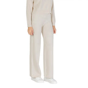 Pantalon large beige en maille chorale pour femme, confectionné dans un tissu lisse en viscose mélangée, idéal pour l'automne et l'hiver.