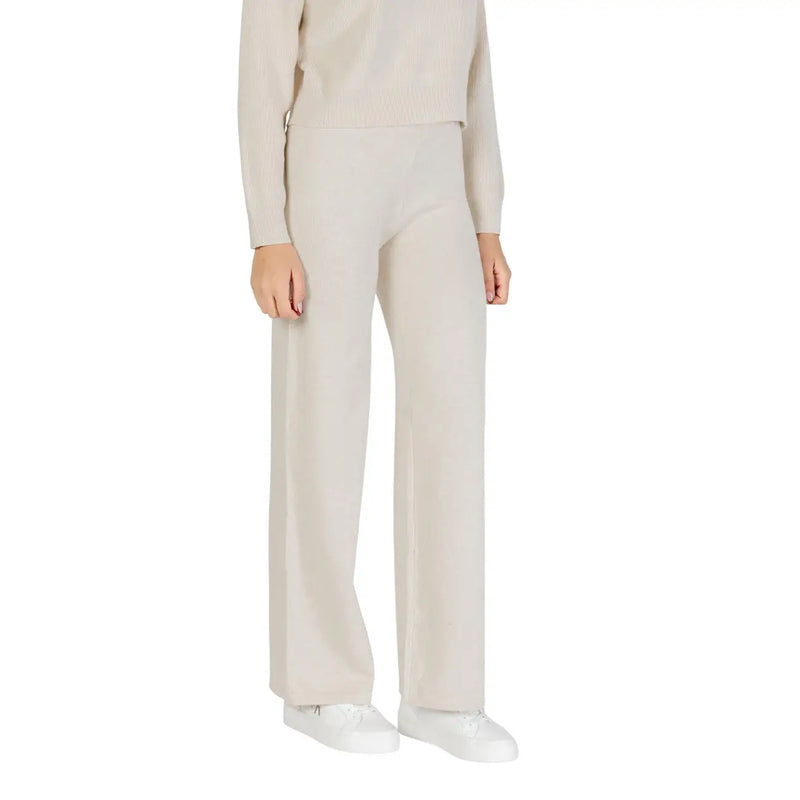 Pantalon large beige en maille chorale pour femme, confectionné dans un tissu lisse en viscose mélangée, idéal pour l'automne et l'hiver.