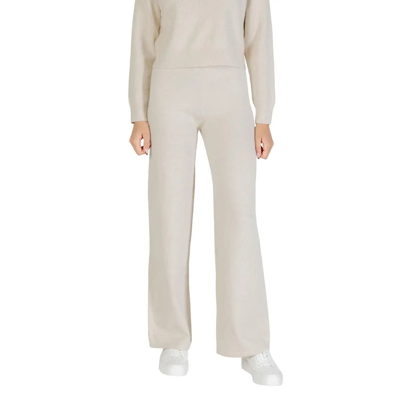 Pantalon beige à jambes larges en maille, confectionné dans un tissu fluide et doux en viscose mélangée, au design minimaliste, idéal pour l'automne-hiver.
