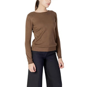 Un élégant pull Choral marron à manches longues pour femme, col rond, en maille mélangée viscose avec poignets côtelés.