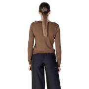 Un élégant pull marron à manches longues et col rond pour femme, en maille mélangée viscose avec ourlet côtelé