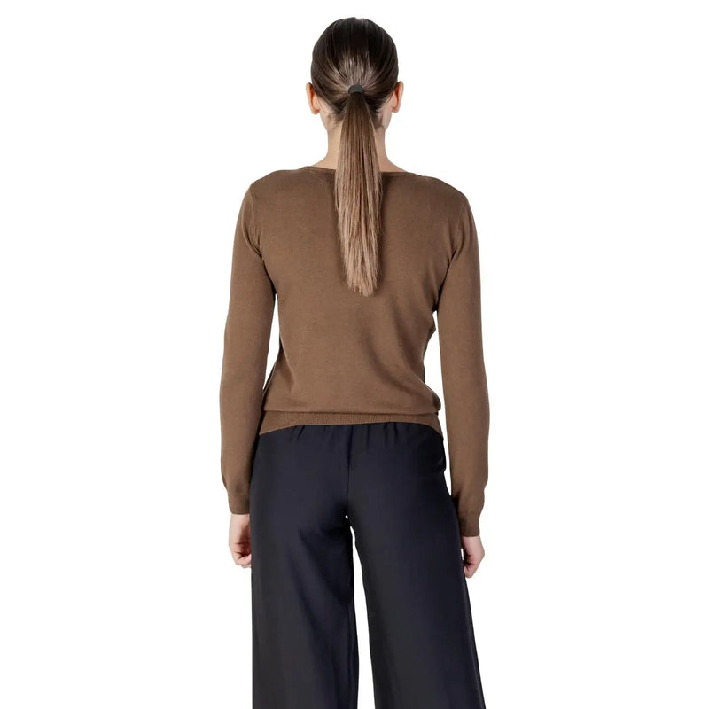 Un élégant pull marron à manches longues et col rond pour femme, en maille mélangée viscose avec ourlet côtelé