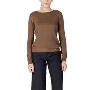 Un élégant pull en maille marron uni à manches longues et col rond pour femme, confectionné dans un mélange de viscose avec des poignets côtelés.
