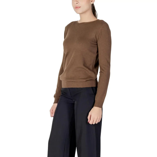 Un pull élégant en maille marron uni, mélange de viscose, avec col rond et poignets côtelés, pour femme, de la marque Choral.