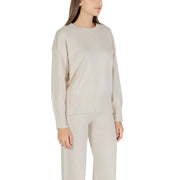 Pull Choral pour femme, en maille beige à col rond, confectionné en maille couleur crème à manches longues, avec ourlet et poignets côtelés.