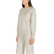 Pull Choral pour femme, en maille beige, col rond, manches longues couleur crème, poignets et ourlet côtelés.