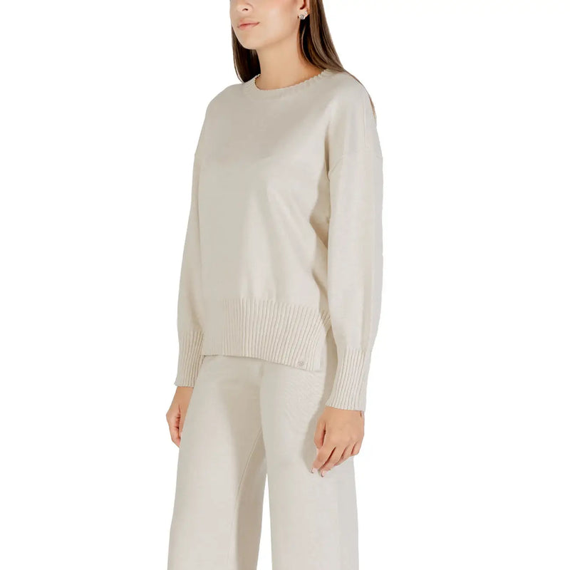 Pull Choral pour femme, en maille beige, col rond, manches longues couleur crème, poignets et ourlet côtelés.