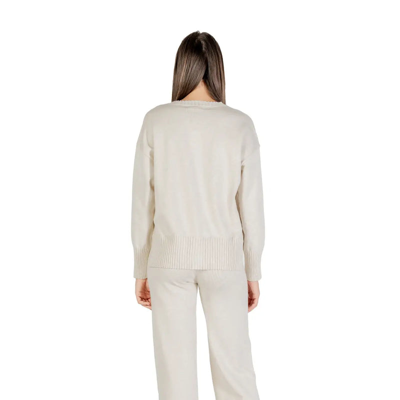Pull Choral pour femme, en maille beige, col rond, manches longues, ourlet et poignets côtelés.