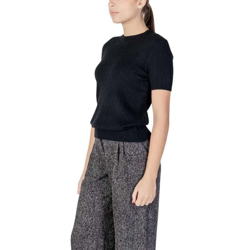 pull à manches courtes en maille côtelée noire top avec col rond de la collection de tricots pour femmes Choral, style pull