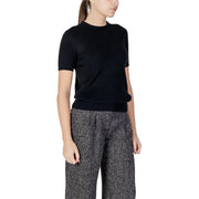 pull à manches courtes en maille côtelée noire top avec col rond de la collection de tricots pour femmes Choral, style pull