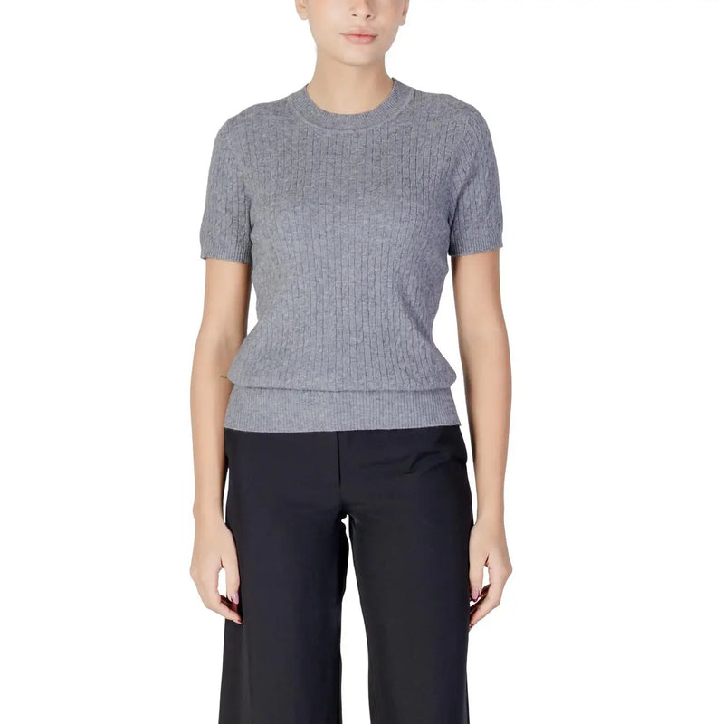 T-shirt à manches courtes en maille côtelée grise top avec un col rond de la collection de pulls noirs à col rond pour femmes de Choral