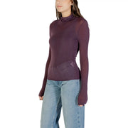 Un pull à col roulé en cachemire violet foncé transparent top avec une silhouette ajustée et des manches longues pour femmes