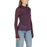 Pull à col roulé en cachemire violet pour femme, orné d'un motif transparent violet foncé à manches longues ajustées.