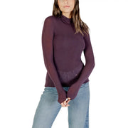 Un pull à col roulé en cachemire violet foncé transparent à manches longues top avec une silhouette ajustée pour femmes par Choral