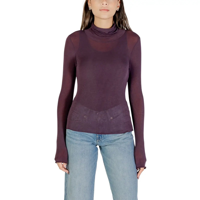 Un pull à col roulé en cachemire violet foncé transparent, à manches longues, coupe ajustée et fronces subtiles à l'encolure.