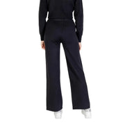 Pantalon choral noir à jambes larges pour femme, en mélange de viscose, associé à un tricot côtelé top avec une silhouette élégante pour l'automne et l'hiver