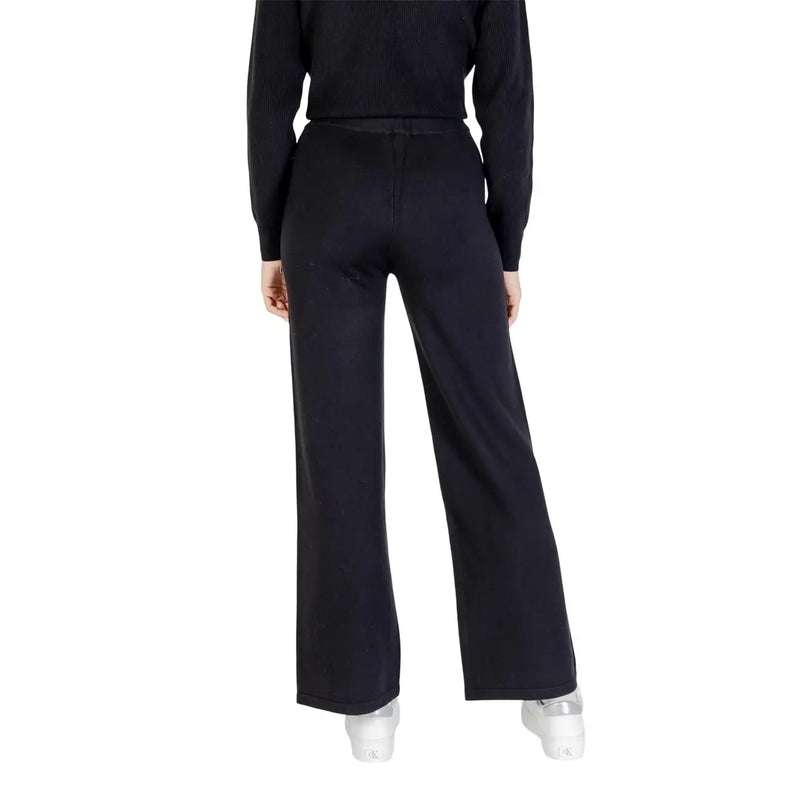 Pantalon choral noir à jambes larges pour femme, en mélange de viscose, associé à un tricot côtelé top avec une silhouette élégante pour l'automne et l'hiver