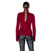 Un pull à col montant en viscose mélangée bordeaux riche, à manches longues et à la texture en maille lisse et ajustée.