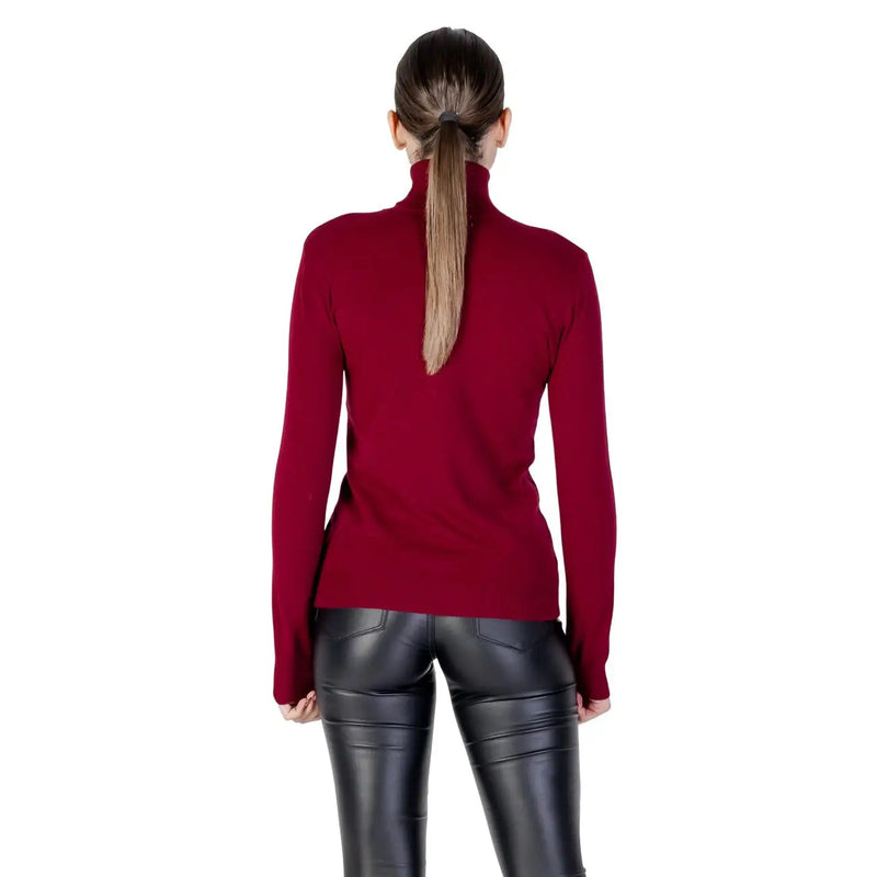 Un pull à col montant en viscose mélangée bordeaux riche, à manches longues et à la texture en maille lisse et ajustée.