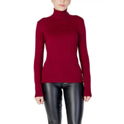 Un élégant pull à col roulé bordeaux foncé à manches longues et à la texture douce en maille de viscose mélangée
