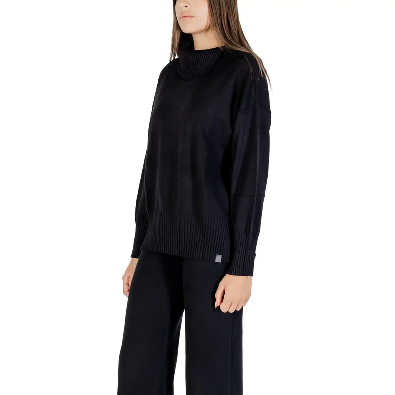 Pull en maille à col roulé noir Choral pour femme, avec poignets et ourlet côtelés et une texture tricotée douce.