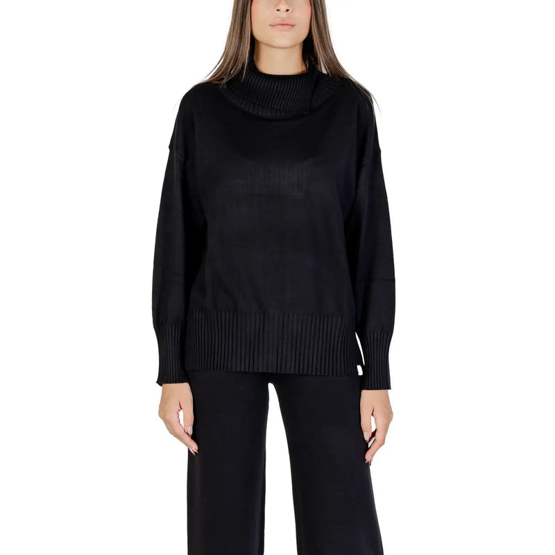 Pull à col roulé Choral pour femme, en maille noire, avec finitions côtelées au col, aux poignets et à l'ourlet.