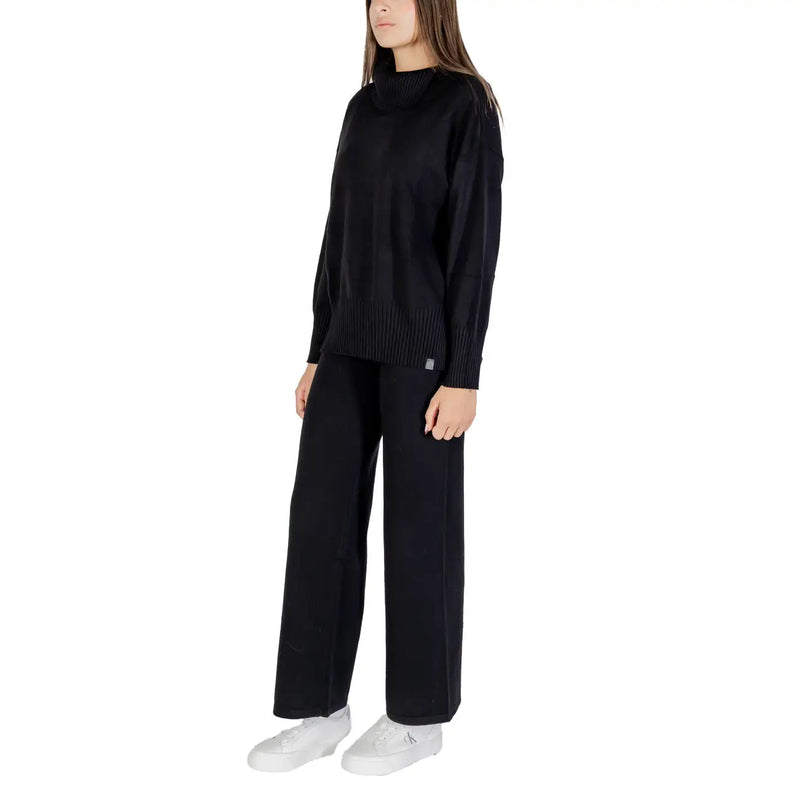 Pull à col roulé Choral pour femme, en maille noire, avec poignets et ourlet côtelés.