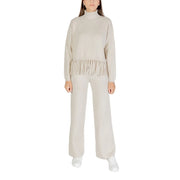 Pull à col roulé beige Choral pour femme, en maille à franges, confectionné dans un mélange de viscose, idéal pour un style chaud et élégant.