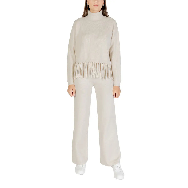 Pull à col roulé beige Choral pour femme, en maille à franges, confectionné dans un mélange de viscose, idéal pour un style chaud et élégant.